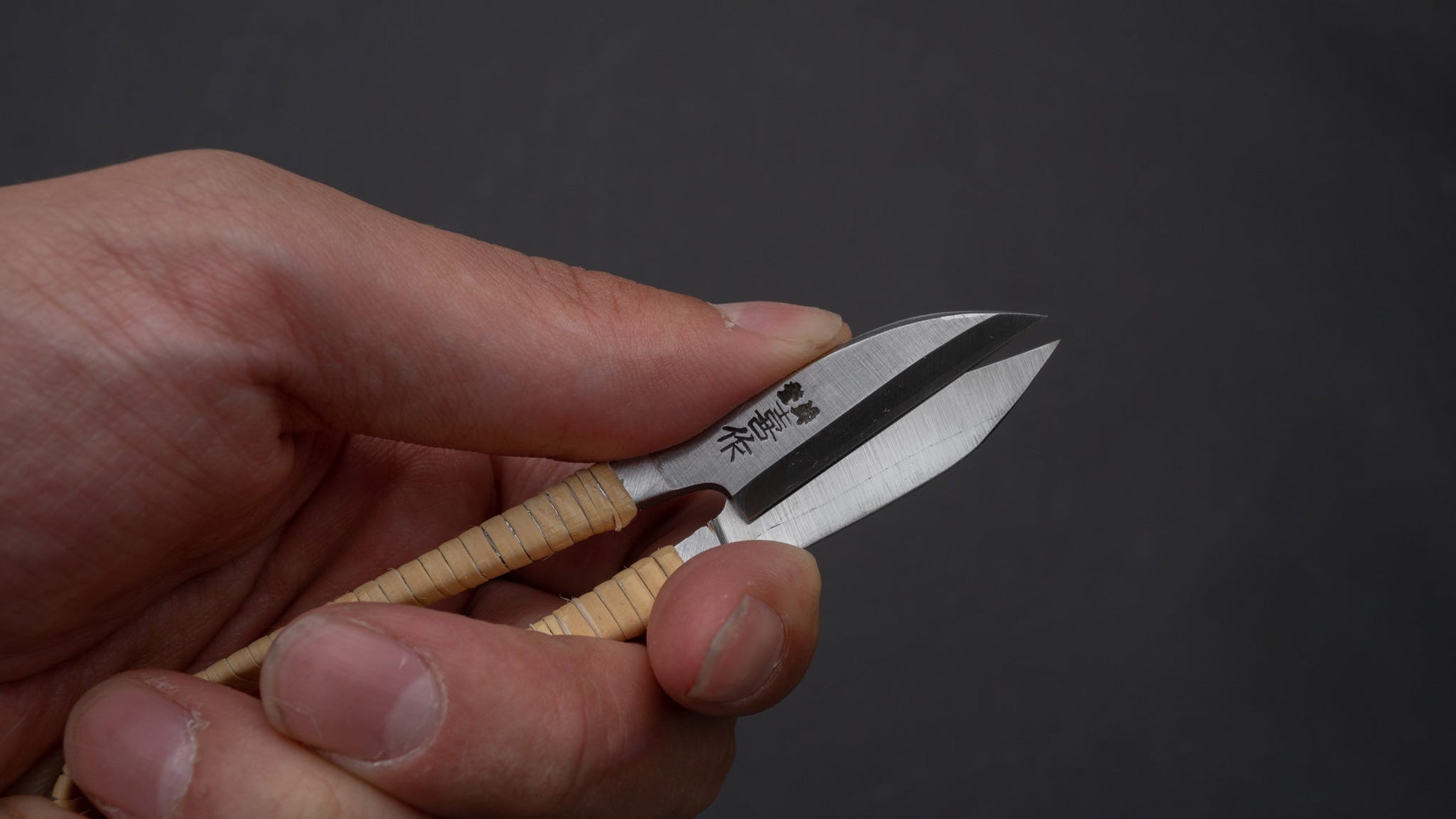 Morihei Kisaku Nigiri Thread Shears 105mm (Rattan Handle with Kiri Box) - HITOHIRA