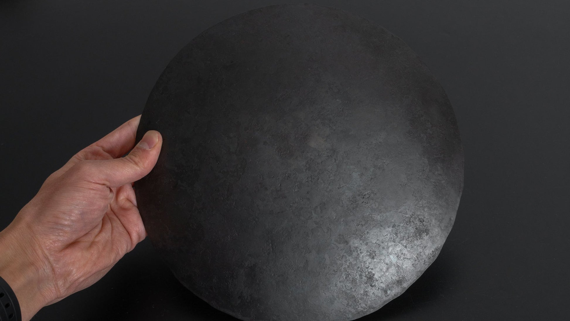 Kanatoko Hand Forged Iron Shallow Bowl - HITOHIRA